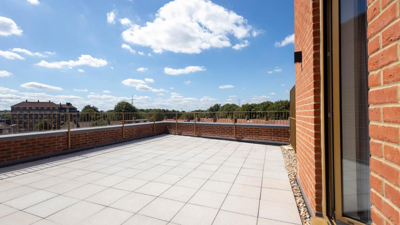 Modern Apartments With Balcony In Merton Near Wimbledon By Sojo Stay Mitcham Bagian luar foto