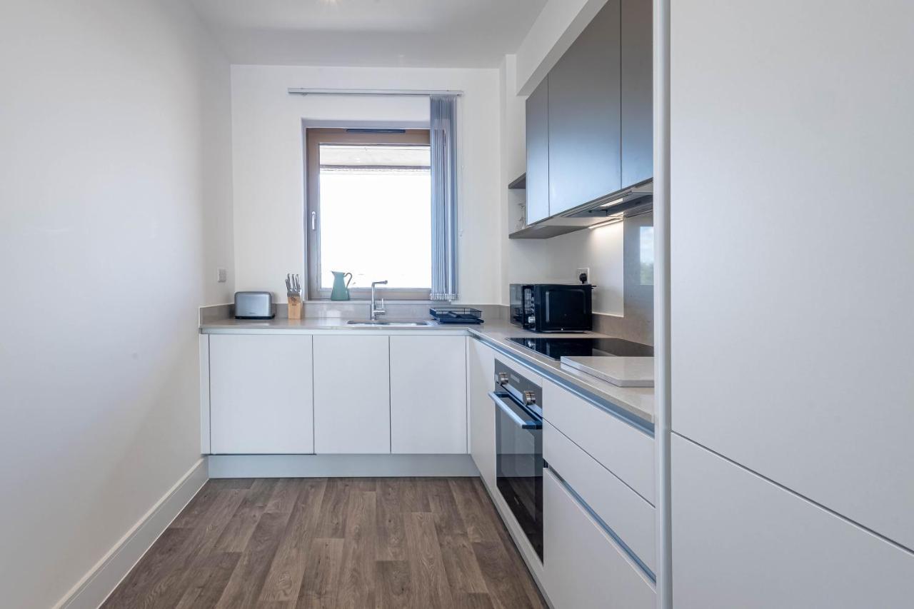 Modern Apartments With Balcony In Merton Near Wimbledon By Sojo Stay Mitcham Bagian luar foto