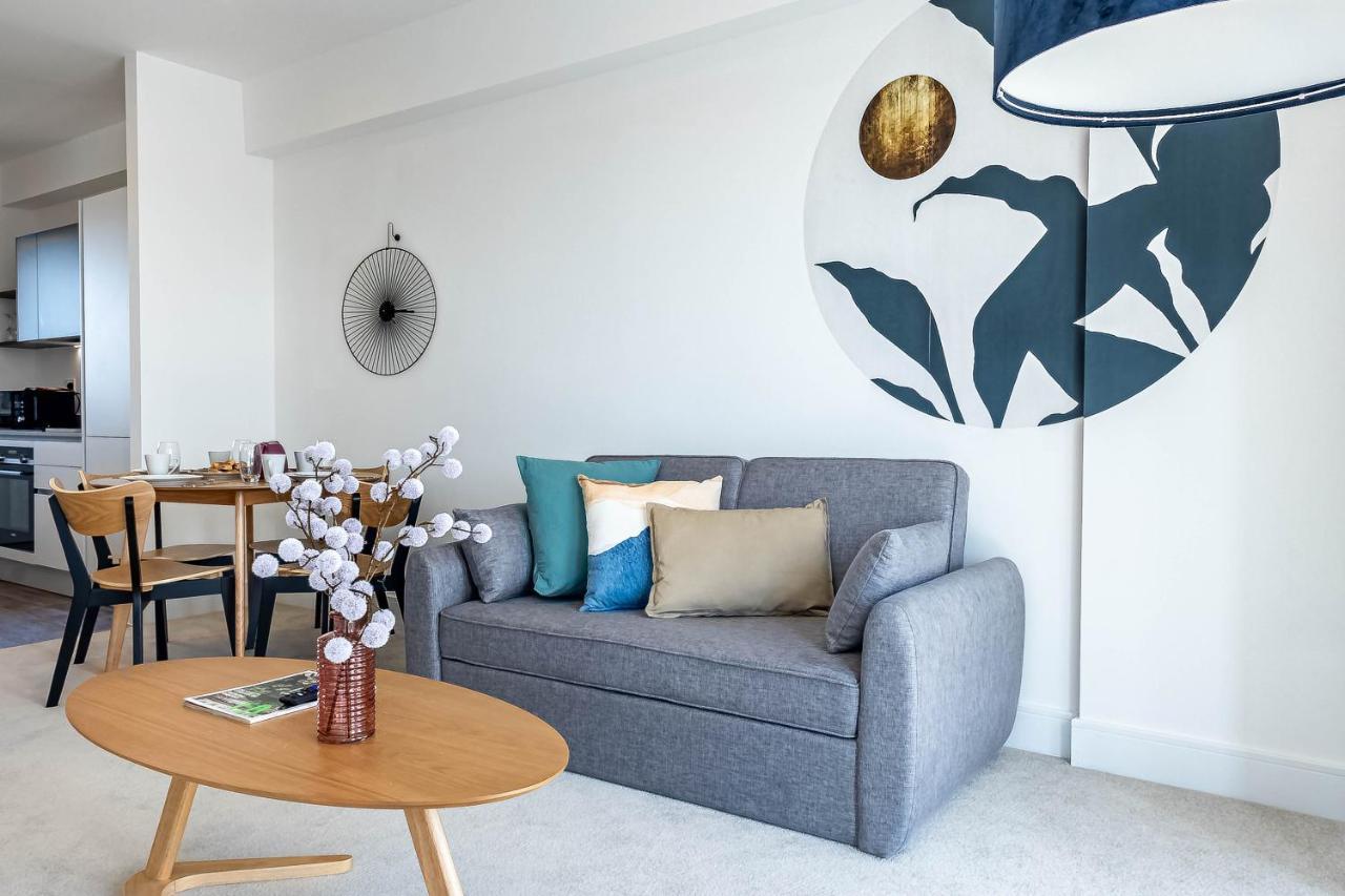 Modern Apartments With Balcony In Merton Near Wimbledon By Sojo Stay Mitcham Bagian luar foto