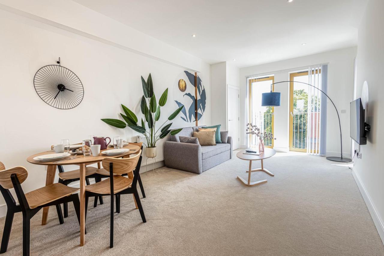 Modern Apartments With Balcony In Merton Near Wimbledon By Sojo Stay Mitcham Bagian luar foto