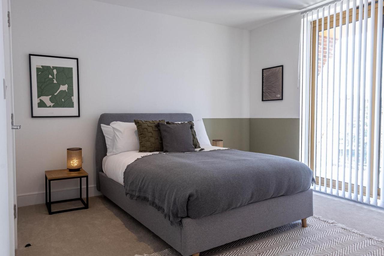 Modern Apartments With Balcony In Merton Near Wimbledon By Sojo Stay Mitcham Bagian luar foto