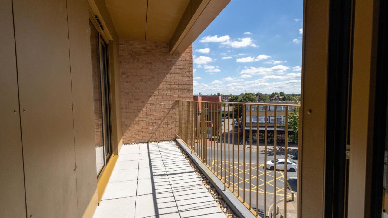 Modern Apartments With Balcony In Merton Near Wimbledon By Sojo Stay Mitcham Bagian luar foto