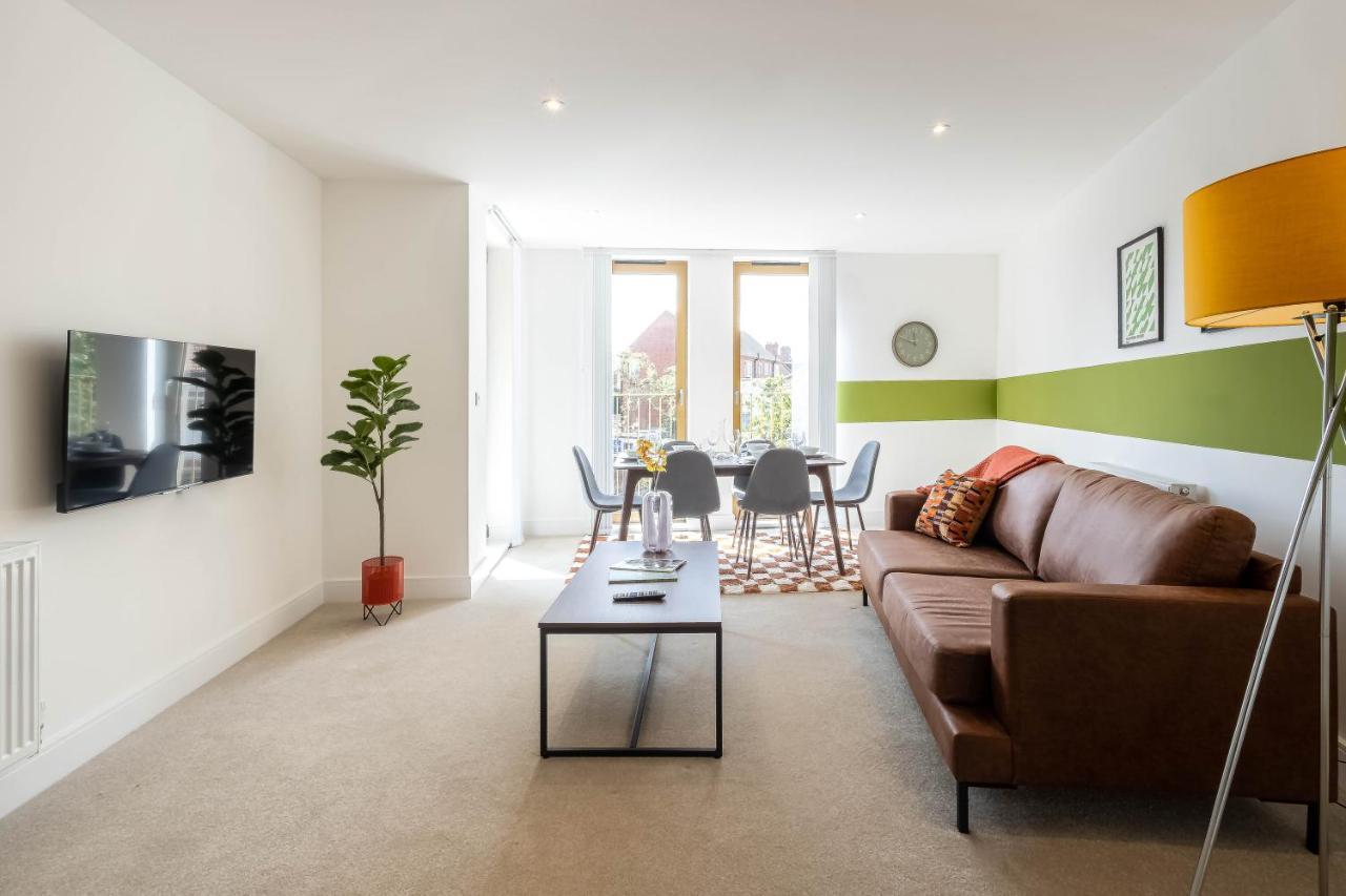 Modern Apartments With Balcony In Merton Near Wimbledon By Sojo Stay Mitcham Bagian luar foto