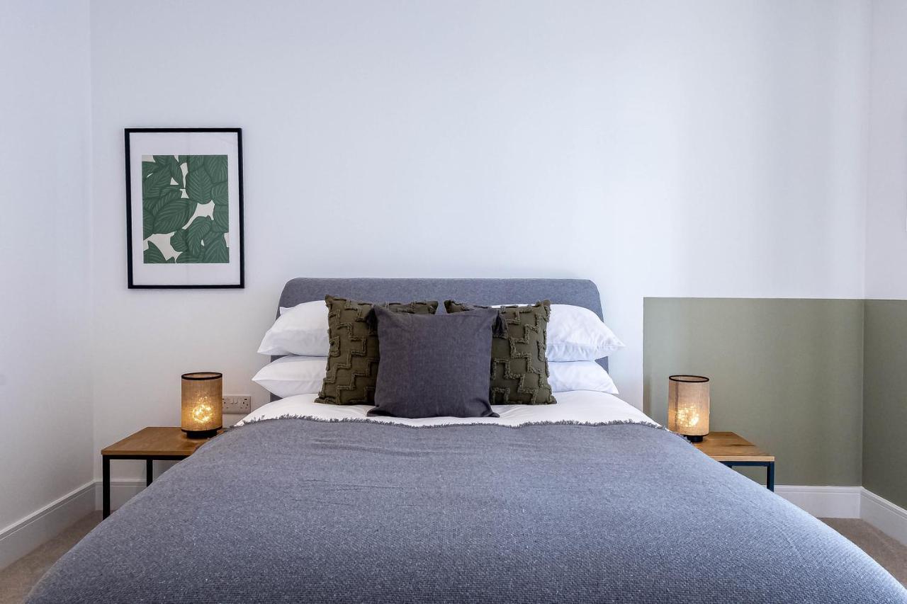 Modern Apartments With Balcony In Merton Near Wimbledon By Sojo Stay Mitcham Bagian luar foto