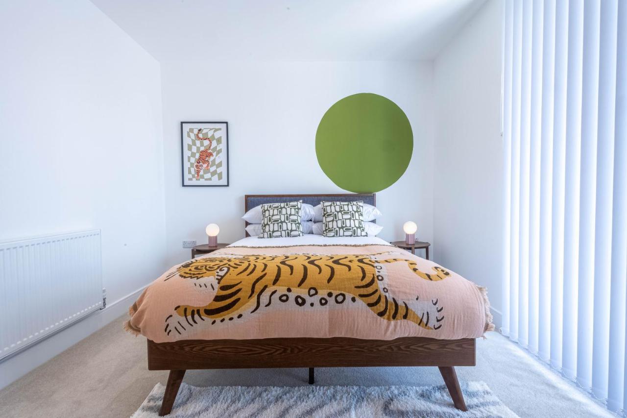 Modern Apartments With Balcony In Merton Near Wimbledon By Sojo Stay Mitcham Bagian luar foto