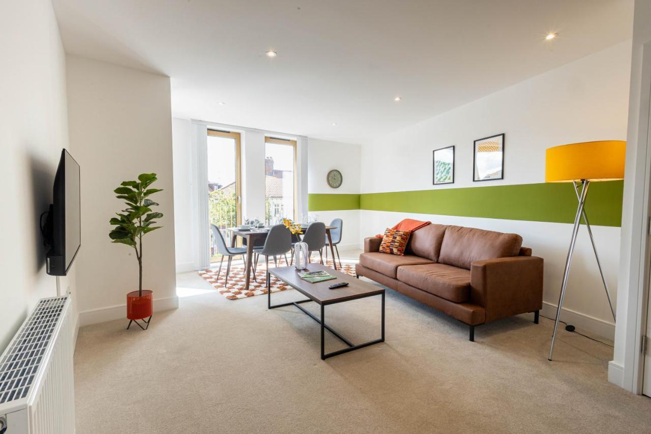 Modern Apartments With Balcony In Merton Near Wimbledon By Sojo Stay Mitcham Bagian luar foto