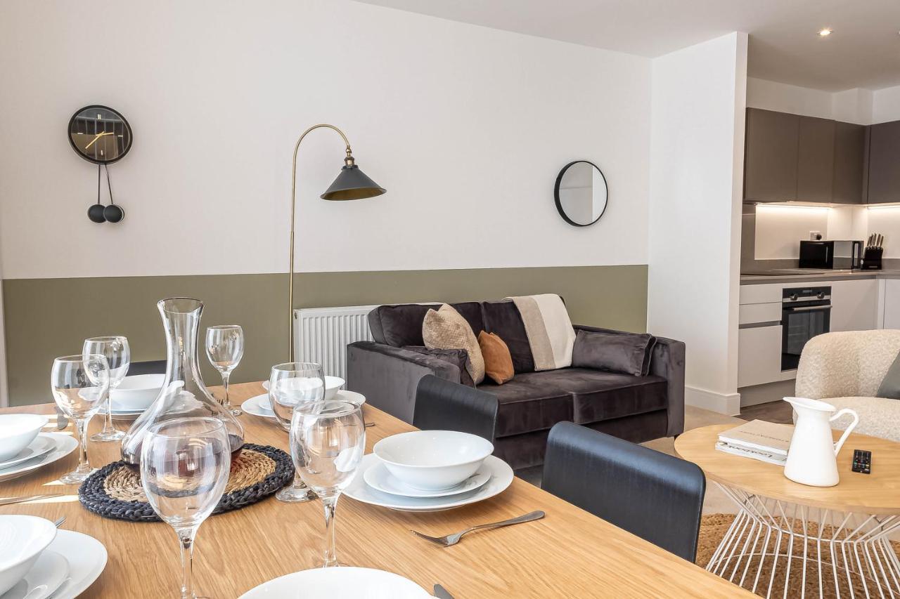 Modern Apartments With Balcony In Merton Near Wimbledon By Sojo Stay Mitcham Bagian luar foto