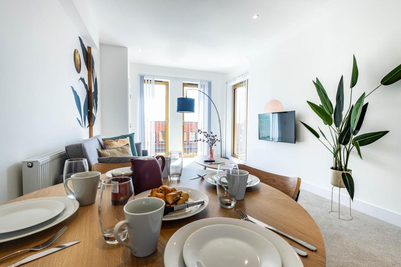 Modern Apartments With Balcony In Merton Near Wimbledon By Sojo Stay Mitcham Bagian luar foto