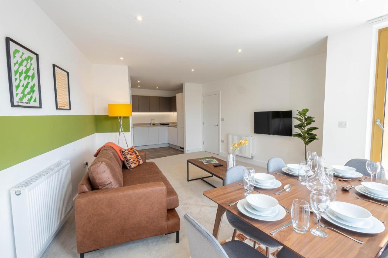 Modern Apartments With Balcony In Merton Near Wimbledon By Sojo Stay Mitcham Bagian luar foto