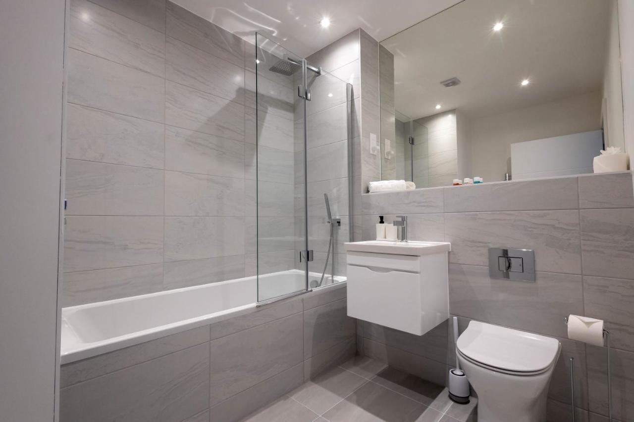 Modern Apartments With Balcony In Merton Near Wimbledon By Sojo Stay Mitcham Bagian luar foto