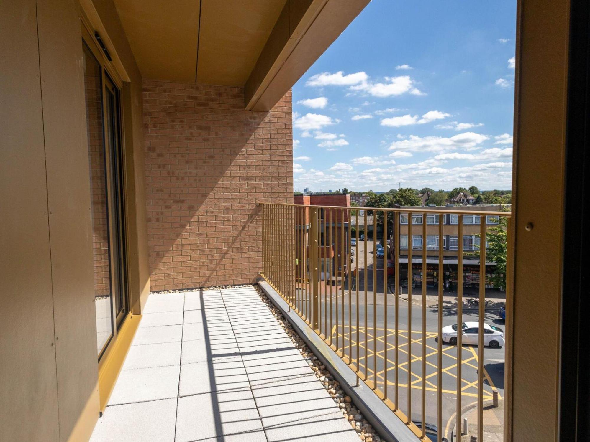 Modern Apartments With Balcony In Merton Near Wimbledon By Sojo Stay Mitcham Bagian luar foto