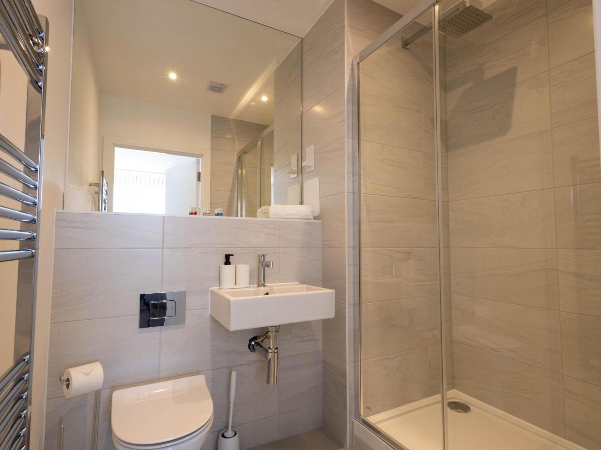 Modern Apartments With Balcony In Merton Near Wimbledon By Sojo Stay Mitcham Bagian luar foto