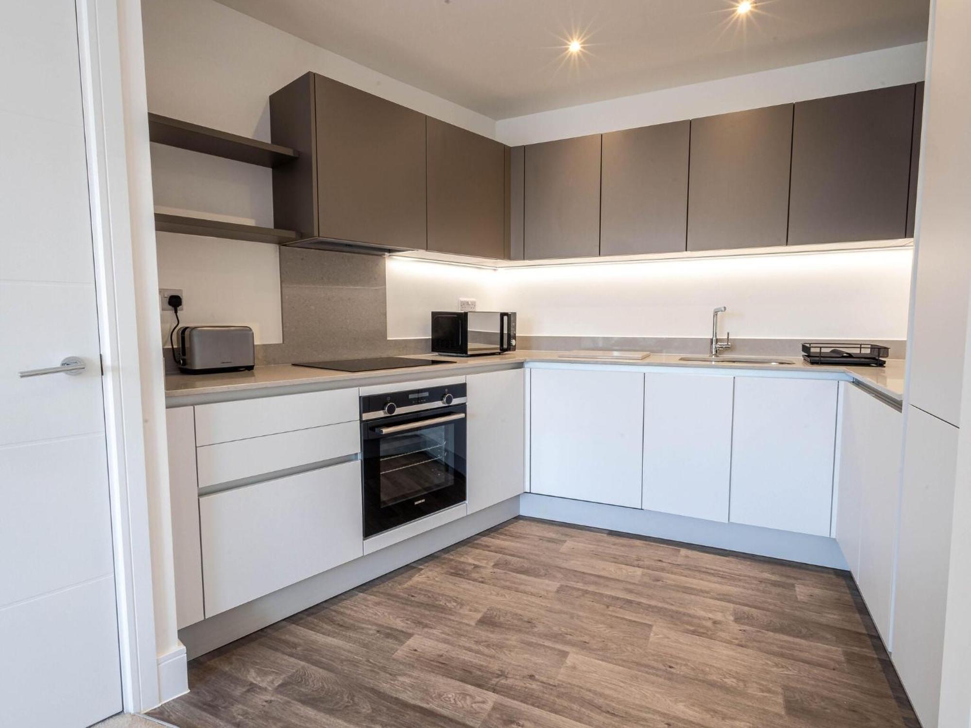 Modern Apartments With Balcony In Merton Near Wimbledon By Sojo Stay Mitcham Bagian luar foto
